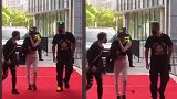 张韶涵活动造型曝光，黑背心大秀腹肌超吸睛，身材线条好棒