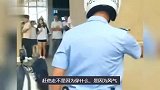 男子公共场合穿丝袜短裙直播，警察大声呵斥：你觉得你正能量吗