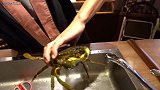 看看酒店的大厨是怎么处理螃蟹的，用蟹肉做蟹肉炒饭