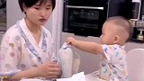 妈妈想追剧后再吃饭，宝宝化身小暖男