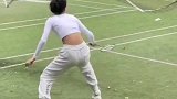 一个人打羽毛球是啥体验，无敌是这么寂寞