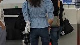 敬业！郁可唯机场不忘熟悉舞步戴蝴蝶结帽显少女心