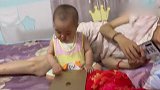 妈妈玩小手机，宝宝玩大手机俩人互不干涉真是太萌了