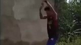 男子欲将墙壁推倒，没想反被压倒