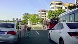 近日，珠海，一男子把单车停马路中间，自己赶公交去了！交通安全 共享 谜之操作