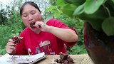 胖妹嘴馋啃猪蹄，怕油腻一个方法就搞定，这吃相没谁了