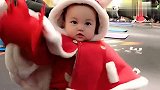 小家伙披着红斗篷，和妈妈一起逛街，整条街最靓的仔就是你了