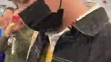 金翰下飞机被女粉丝包围了