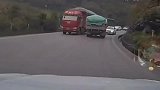 行车记录仪路怒症，小车弯道超车，货车一点没惯着！