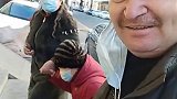 老妈牵着孩子的手  我的生活日记