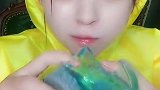 穿雨衣的小姐姐又来吃冰了，边吃还能边喝里面的冰水，太爽了