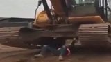 男子徒手举起6吨重挖掘机 逆天神力惊呆众人