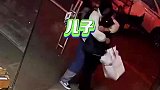 当兵小伙休假悄悄回家，假装顾客买东西不付钱