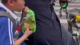 女生向临车小男孩要零食吃惨遭无情拒绝