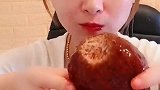 超级大个的四喜丸子，美女几口就吞进肚子里，绝对是幸福的味道