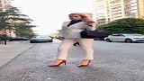大街上偶遇外国小姐姐，穿红色高跟鞋，真的好性感！