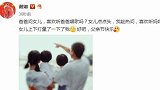 谢娜分享一家四口白色T恤全家福，与张杰一人抱一娃超幸福