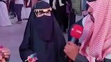 沙特女人从小开始带面纱，还好是熟人这样做，不然就要挨打了
