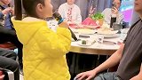 家人聚餐，女孩为爸妈深情演唱，家人聚餐，女孩为爸妈深情演唱