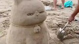 沙滩上有一只，沙雕版“吾皇猫”