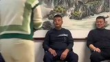 三个铁哥们带家人拍合照，个个都是儿女双全