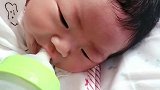 刚出生2天的宝宝在喝奶，全程大口大口地吞咽，这表情太满足了
