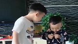 兄弟俩心真大，都罚站了还内讧，接下来两人的对话，太搞笑了