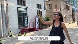 陈赫与老婆国庆牵手逛街，张子萱保养好少女感满满，真夫妻就是甜