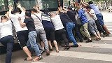 几秒钟来了一群人！女子被卷公交车底 热心市民抬起20吨车救人