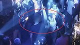 男子酒吧搂抱女子还动手打人 民警调查后将酒吧“一锅端”
