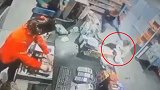 土耳其：一男子在加油站殴打妇女，店员和顾客无任何反应