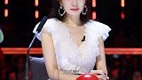 杨幂哪像5岁孩子的妈，穿白色V领收腰轻纱裙，美成18岁小仙女