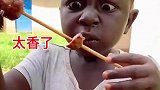 非洲小孩吃肉串，太香了