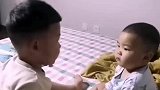 三岁哥哥教育弟弟，弟弟乖乖应答！