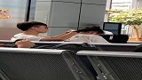 男朋友竟很认真的在帮女孩弄头发，大概这就是爱情吧