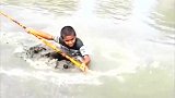 户外捕鱼的小男孩，使用自己发明的渔具，变身捕鱼达人！