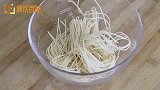 乡村面条最好吃做法，越吃越香比吃肉还过瘾，味道鲜美爽滑劲道