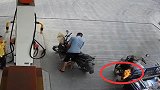 惊险20秒！三轮摩托车加油站起火工作人员冷静处置