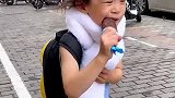 孩子缠着爸妈两天要吃雪糕，妈妈无奈给买了