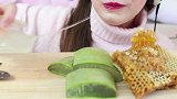 小姐姐把蜂巢蜜和芦荟一起吃，不知道口感怎么样呢