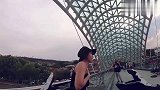 小哥的装扮也太好笑了吧，笑死宝宝了