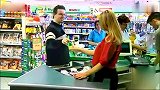 国外恶搞 ：遇到超市美女收银挑逗会怎么办 ，竟然都上钩，太搞