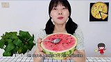 小姐姐吃“超大西瓜冰淇淋”，红彤诱人配奶油，冰凉甜蜜好滋味