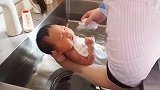 看看日本护士是如何帮新生儿洗澡的，这才够专业！