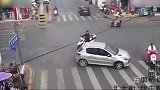 盘点监控下的爆笑车祸：夫妻两同一天在同一路口，不愧是一家人啊