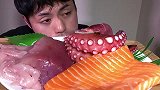 大块金枪鱼、大块三文鱼、大只章鱼足，帅哥一口接一口吃
