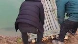 男子自制竹筏下河试航，这船我知道，是出了名的快呀