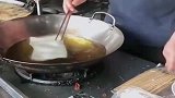 街边炸裸条卷，还是第一次见，差点以为是拿卫生纸在吸油！