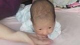 小宝宝在练习抬头，接下来的表情好逗，简直要萌翻了！3