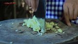 野外美食：俩巧妇用番茄酱烹饪土生土长的鸡肉，看到都流口水